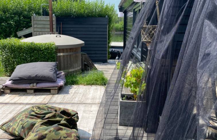 Spend the night in Utrecht - Sustainaway hut 4